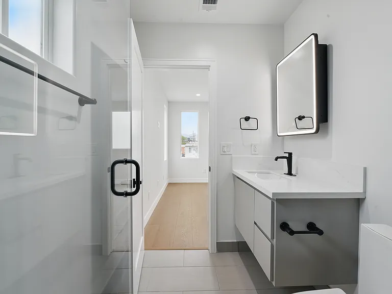 8236 1/2 Blackburn Ave — Photo 41
