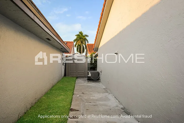 8905 NW 114th Ter — Photo 14