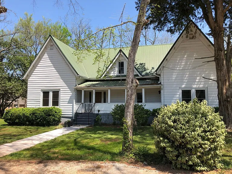 599 Gordon St — Photo 1
