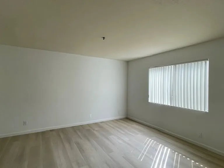 420 S Harvard Blvd #305 — Photo 7
