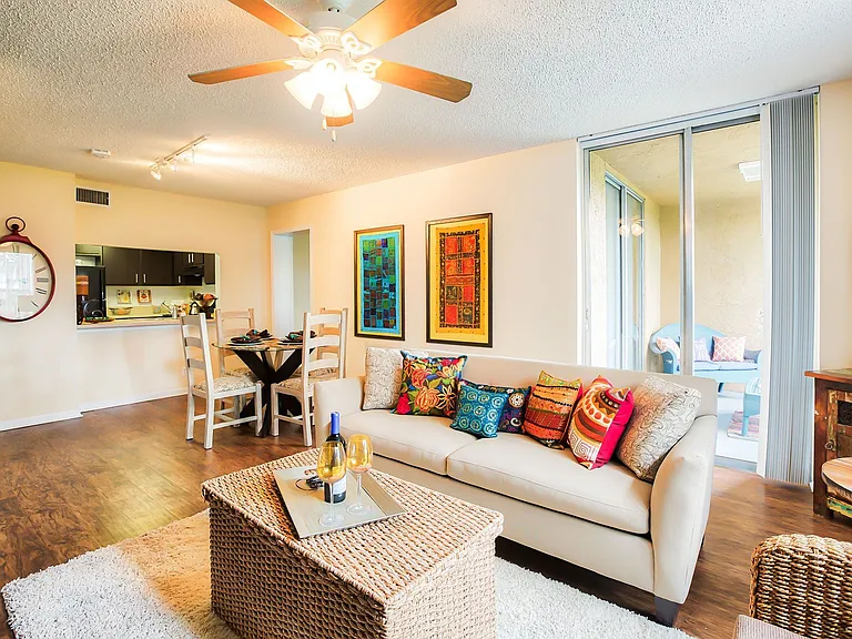 Serrano Apartments — Photo 8