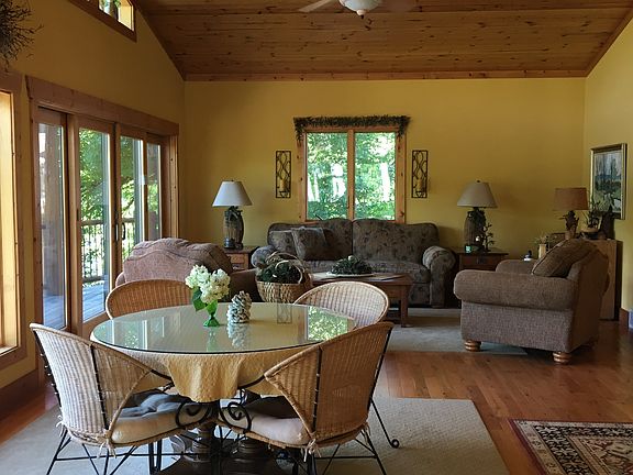 Large family room 1