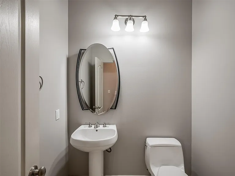 315 Sandman St — Photo 39