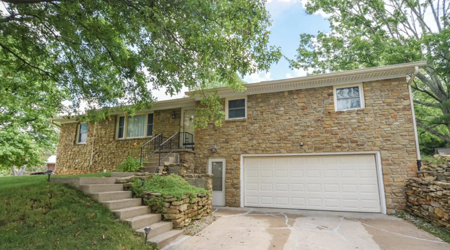 238 N Sheffield Dr photo 1
