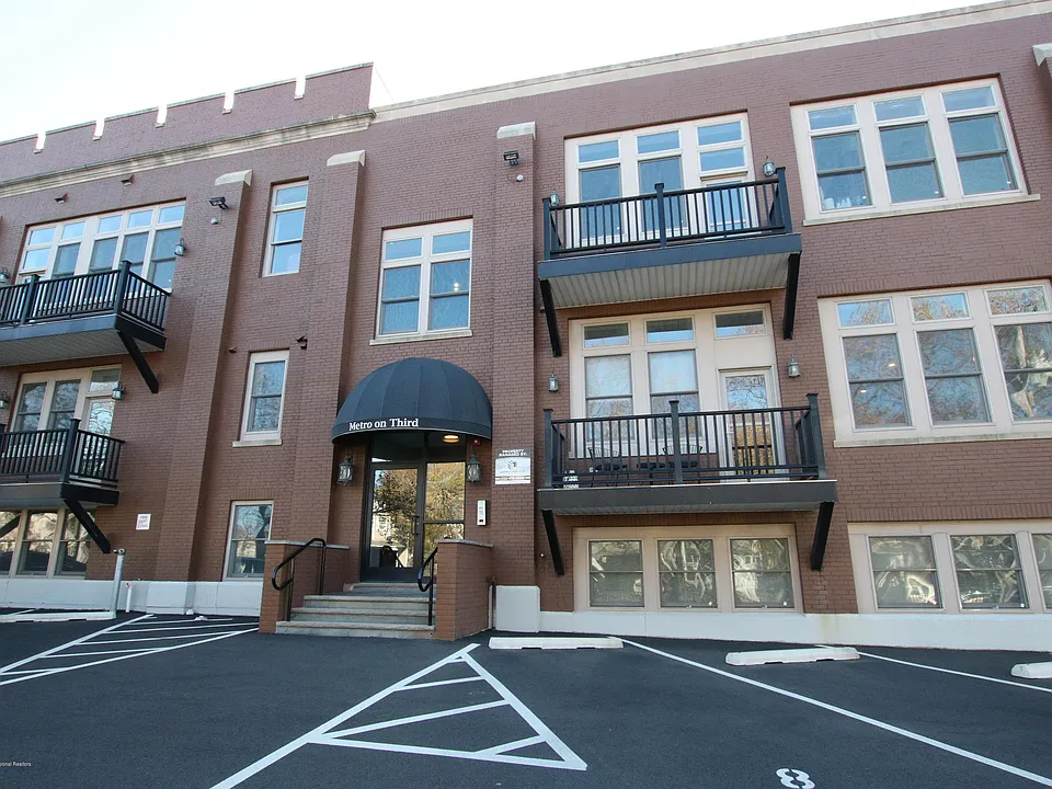 1003 Bond St #5