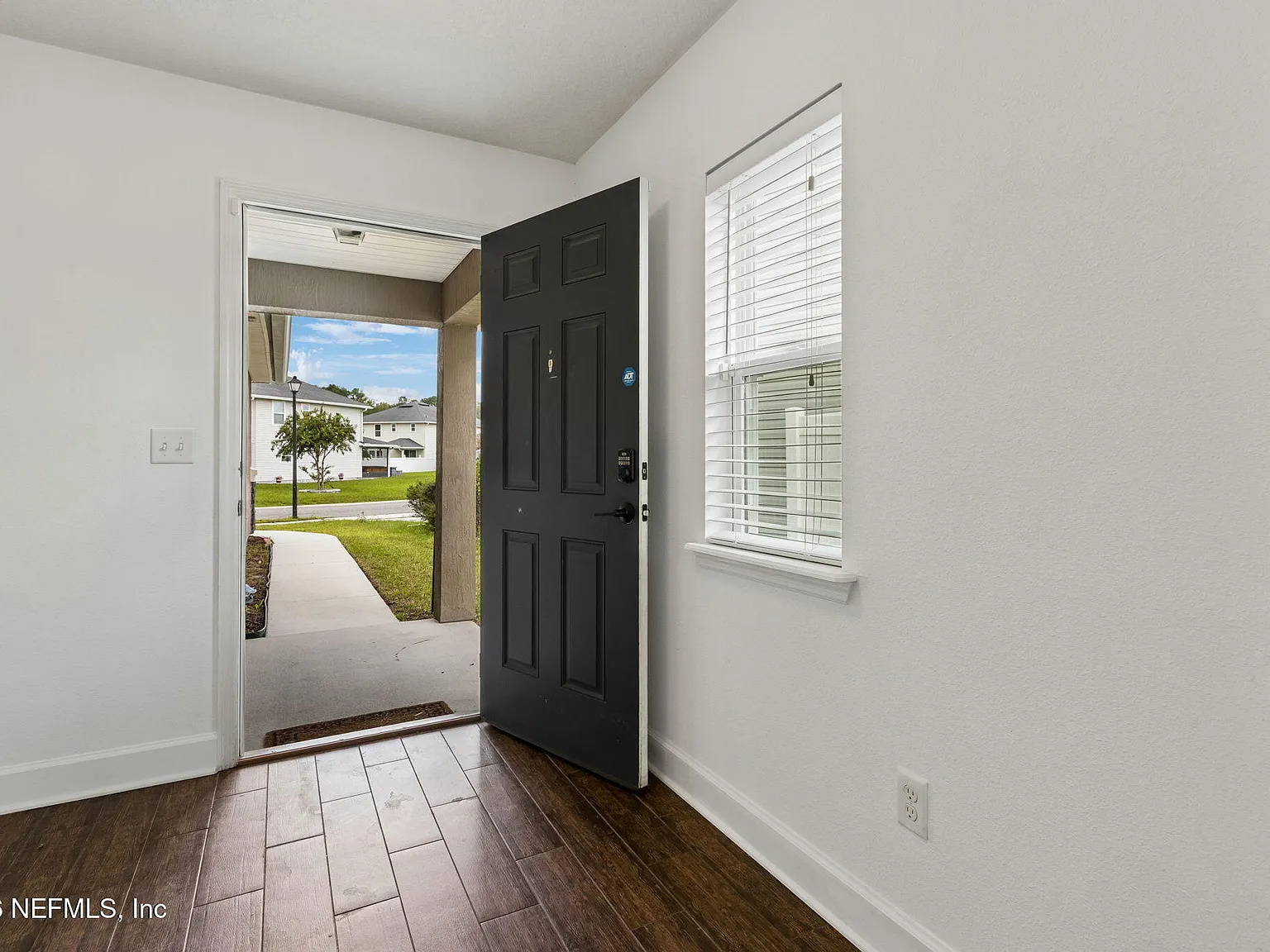 4 bed, 3.0 bath, 2044 sqft, $2,250 — Photo 3