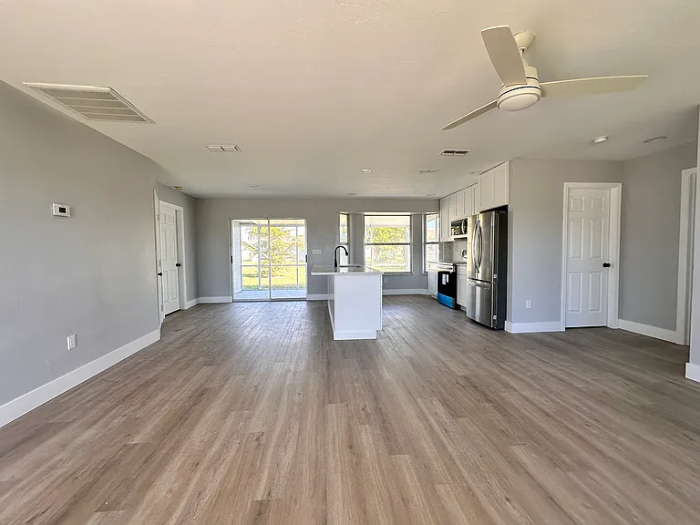 4005 SW 2nd Ct — Photo 2
