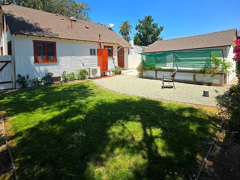 1692 N Marengo Ave — Photo 19