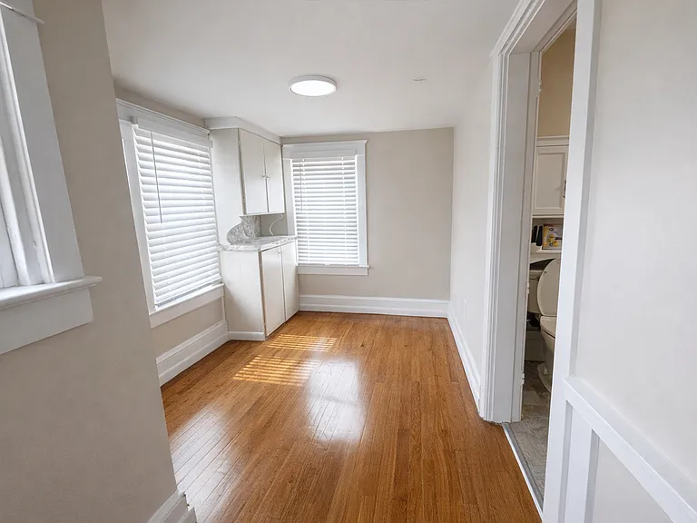 218 N George St — Photo 18