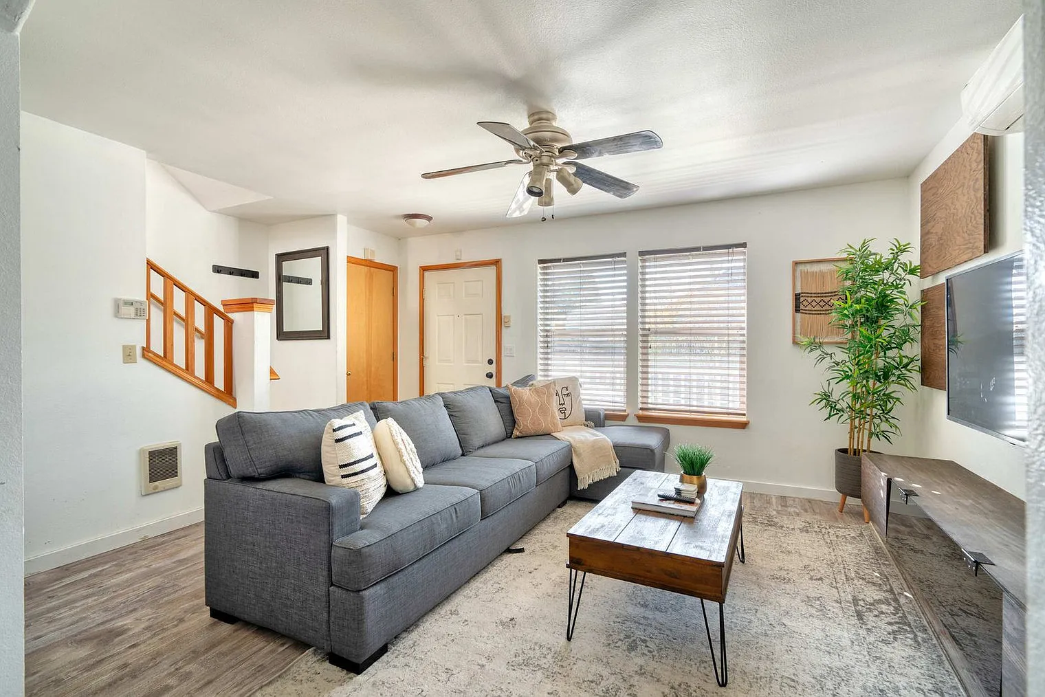3 bed, 1.0 bath, 1248 sqft, $7,104 — Photo 1