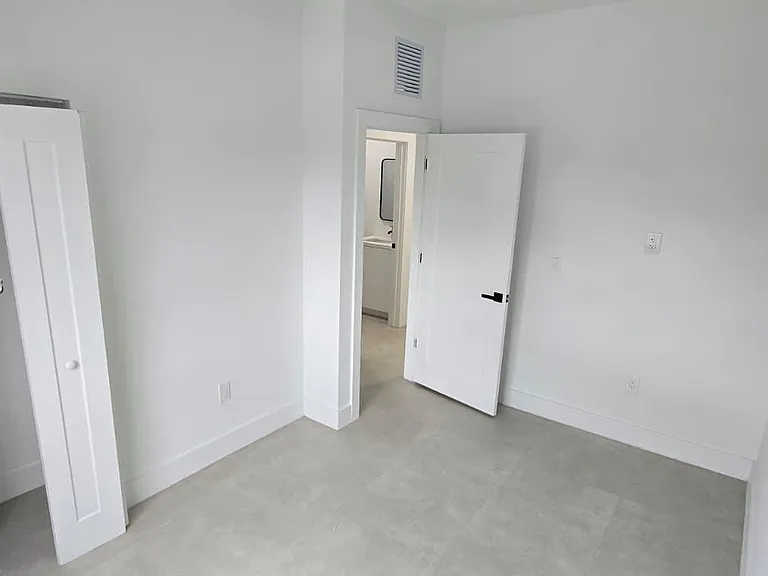 141 NW 11th St — Photo 7