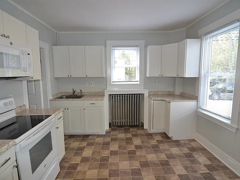 208 Irving St #1L — Photo 2