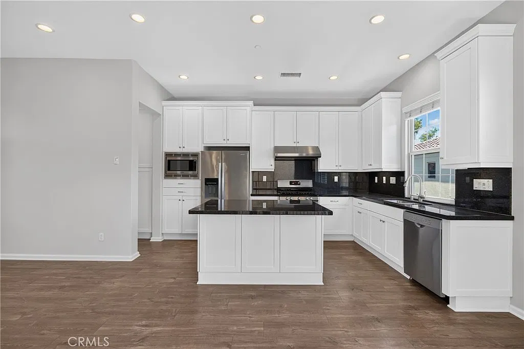 3 bed, 3.5 bath, 1658 sqft, $4,500 — Photo 3