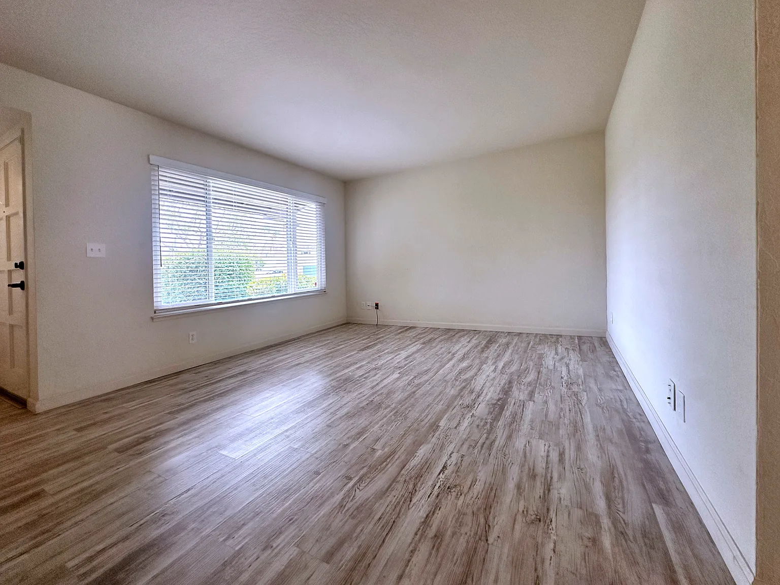 3 bed, 1.5 bath, 1192 sqft, $3,300 — Photo 4