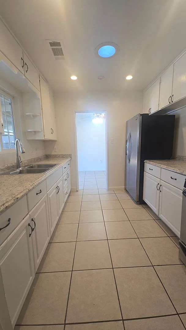 3 Br 2 BA with possible extra room available now — Photo 4