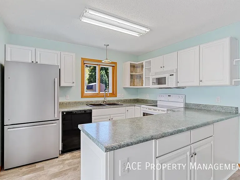 3738 Park Dr — Photo 1