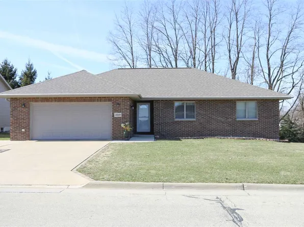 3219 Brook Hollow Dr, Dubuque, IA 52002