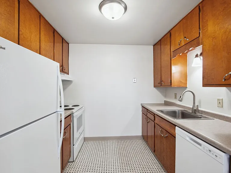 Rose Mall Apartments — Photo 37