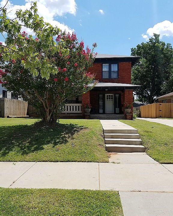 Large front yard & porch