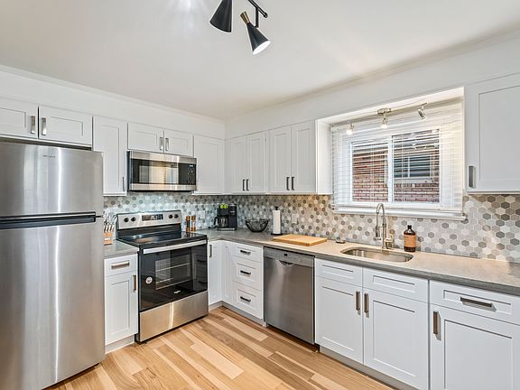 3rd image of 36 Parkwood St Floor 1