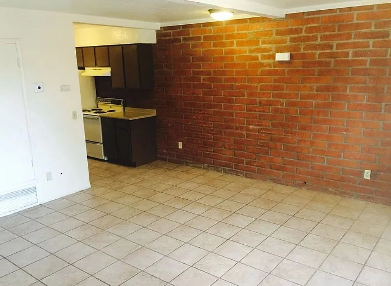 2 bed, 1.0 bath, 798 sqft, $1,050 — Photo 2