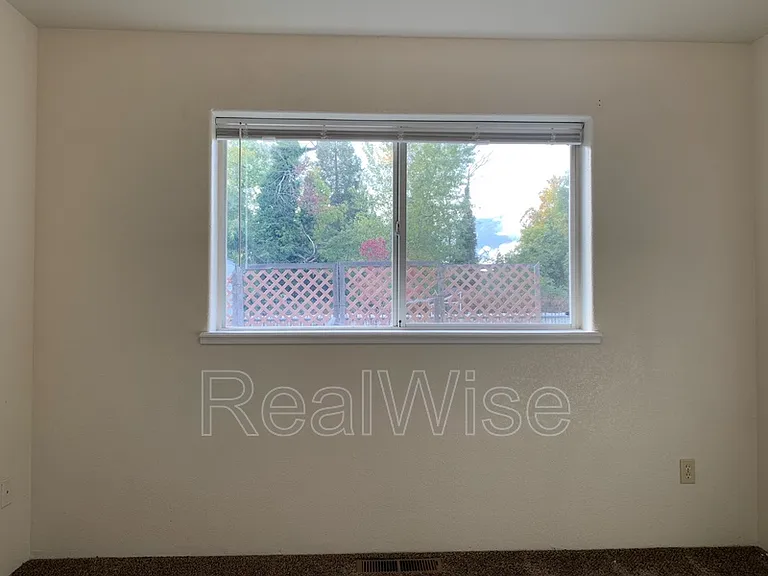 249 SW Rogue River Ave #D — Photo 7