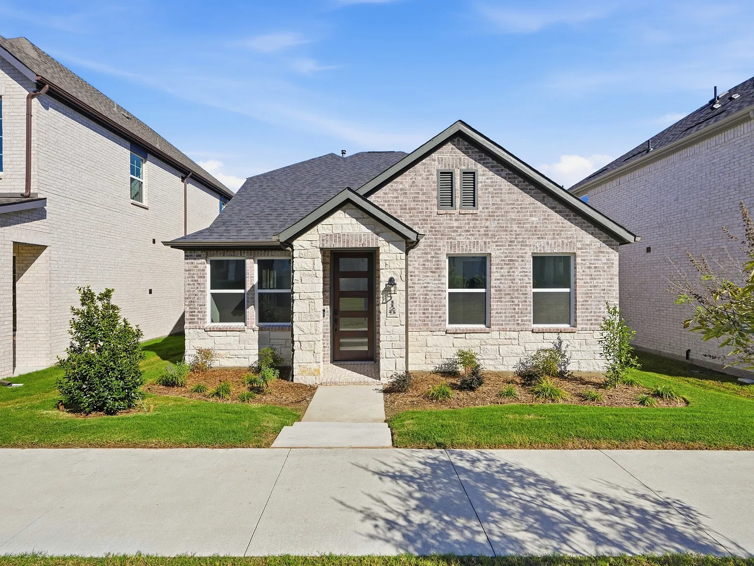 4 bed, 2476 sqft, $2,595 — Photo 2