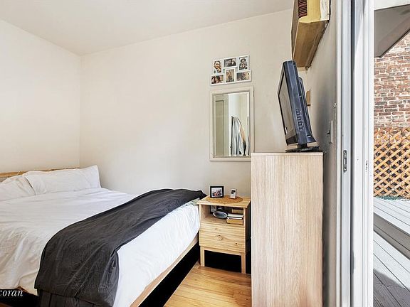 4th image of 346 Lexington Ave
