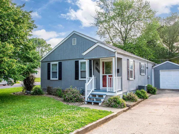 301 Edgewood Dr, Pekin, IL 61554