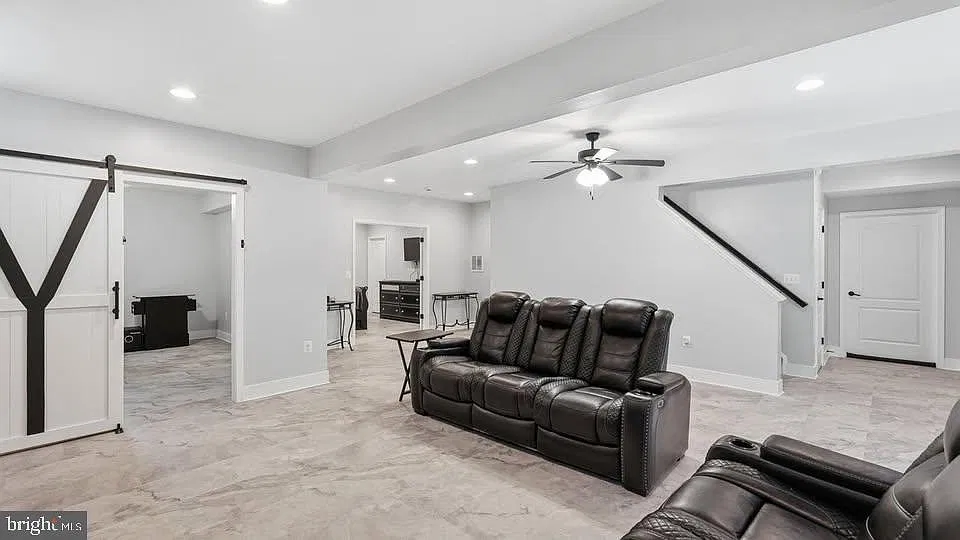 2 bed, 1.0 bath, 2000 sqft, $1,800 — Photo 2