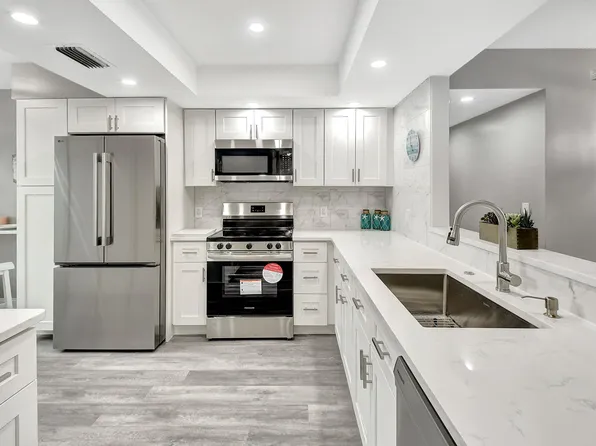 8 Willowbrook Lane #101, Delray Beach, FL 33446