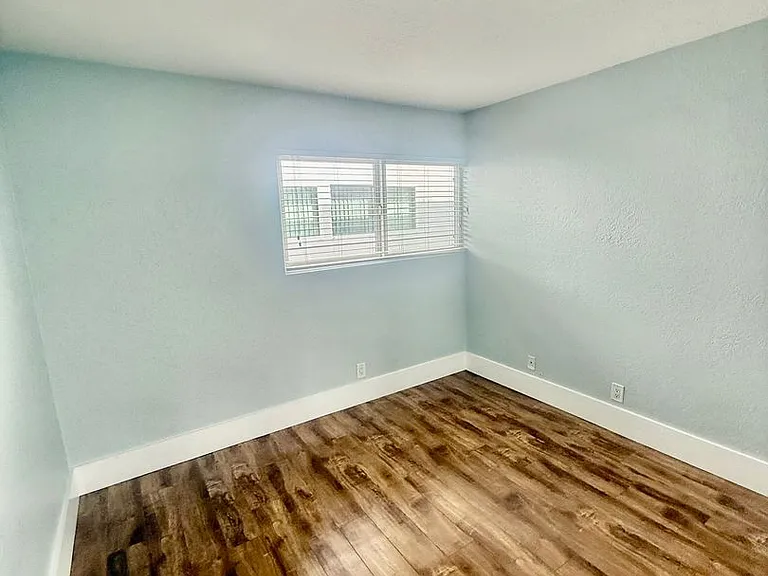 Howard & Lexington Apts — Photo 23