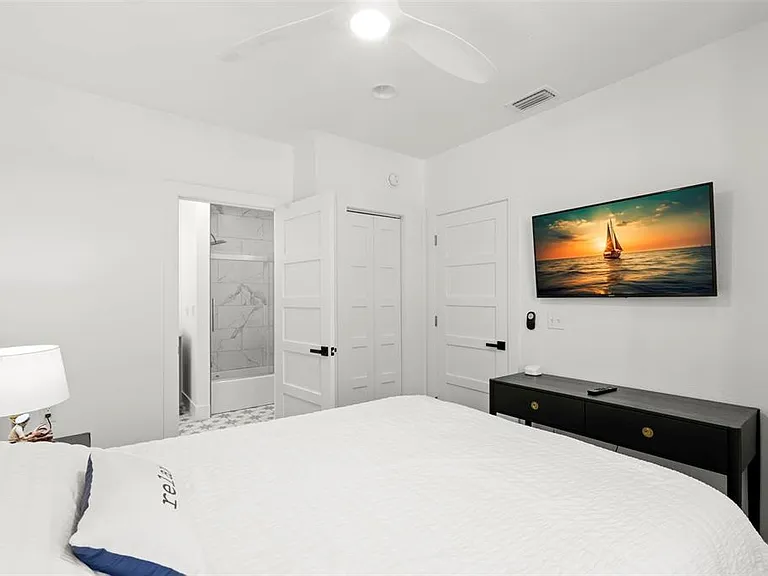 819 Bay Esplanade — Photo 47