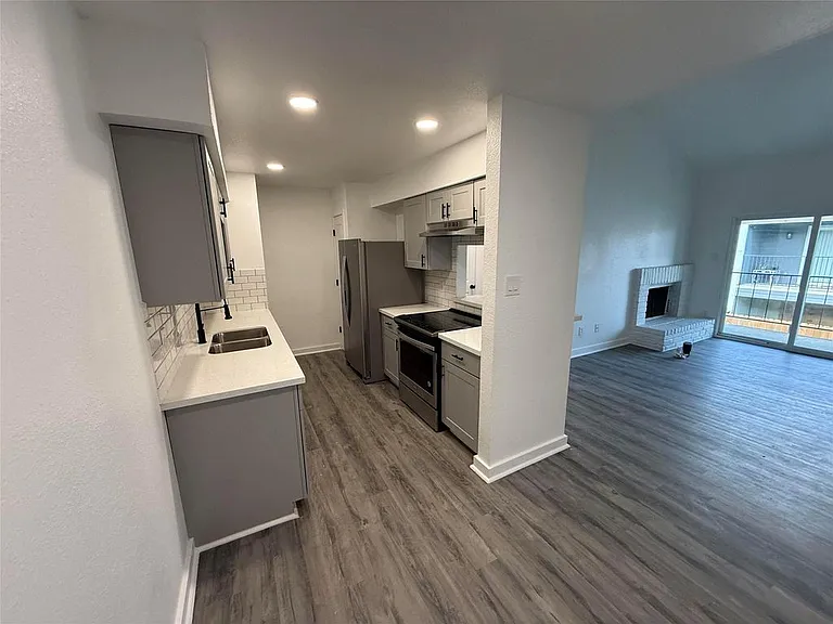 8034 Antoine Dr — Photo 14