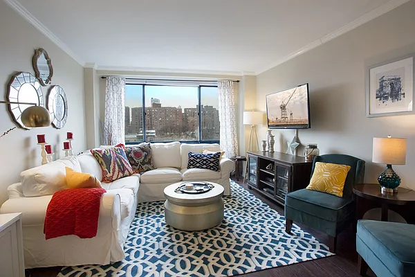 Sold by Realty Collective | media 1