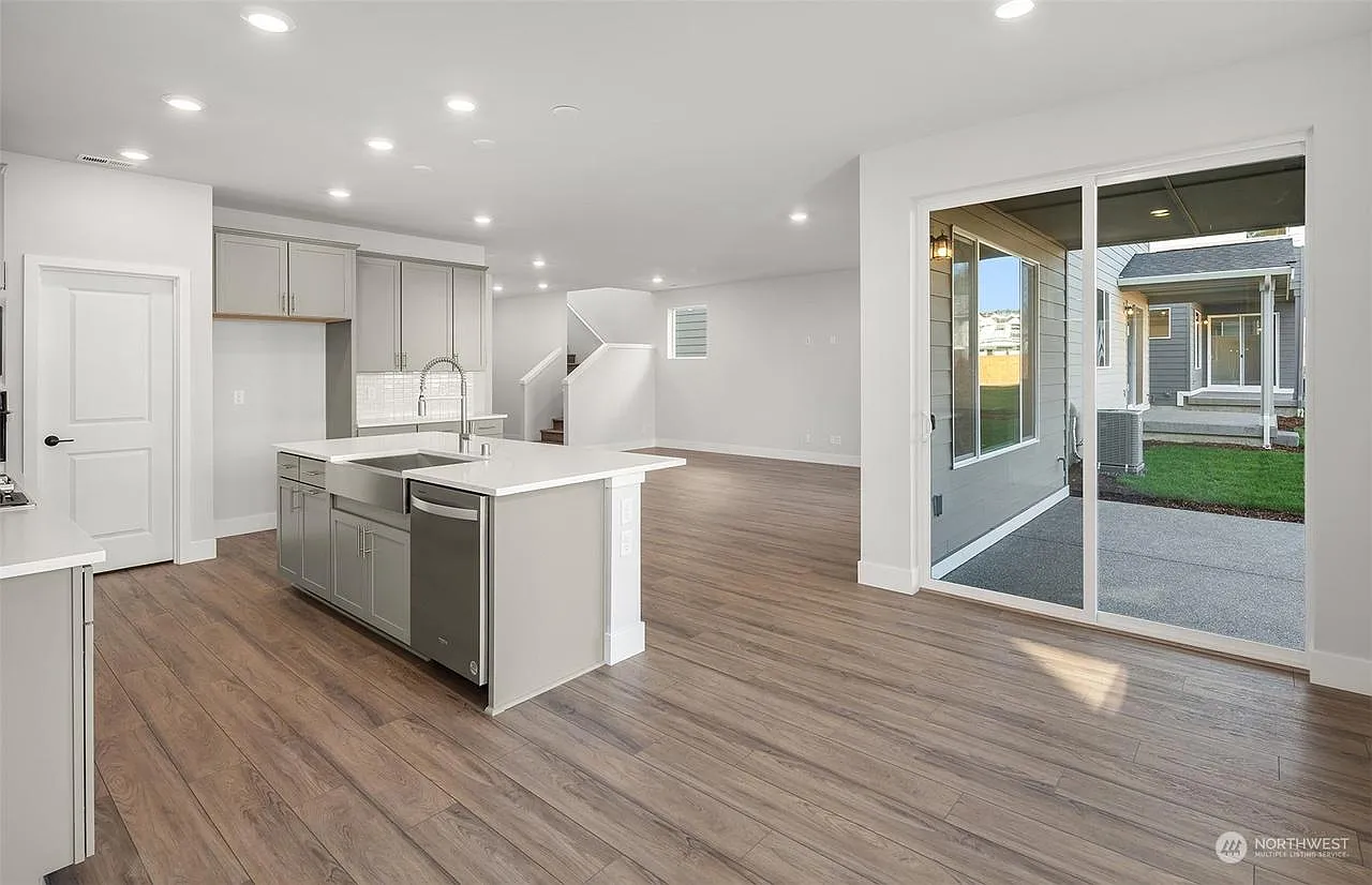 5412 Century Pl NE — Photo 3