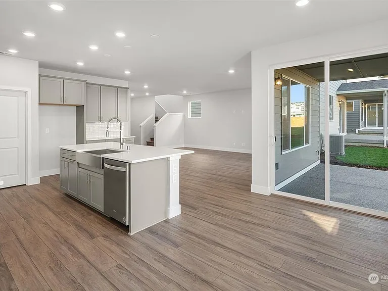 5412 Century Pl NE — Photo 3