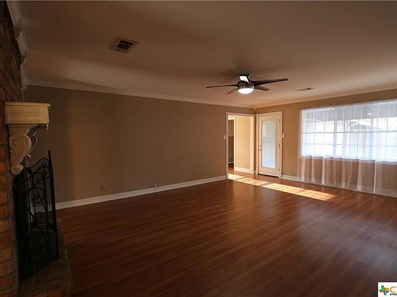 4th image of 218 Guinevere St