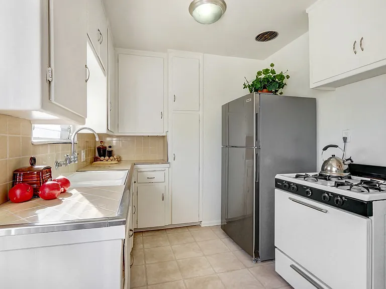 Hayworth Avenue Apartments — Photo 25