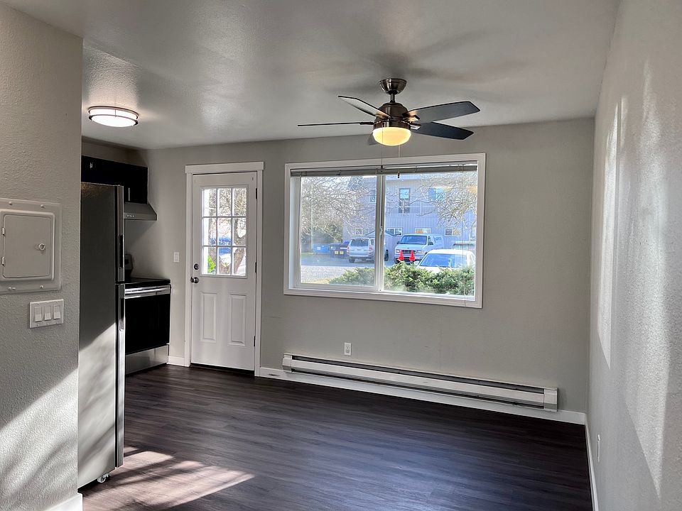 Dining Area Highlights:

Ceiling Fan to keep things cool
Vinyl Flooring for easy maintenance
Big Window that lets in tons of natural light, perfect for bright days