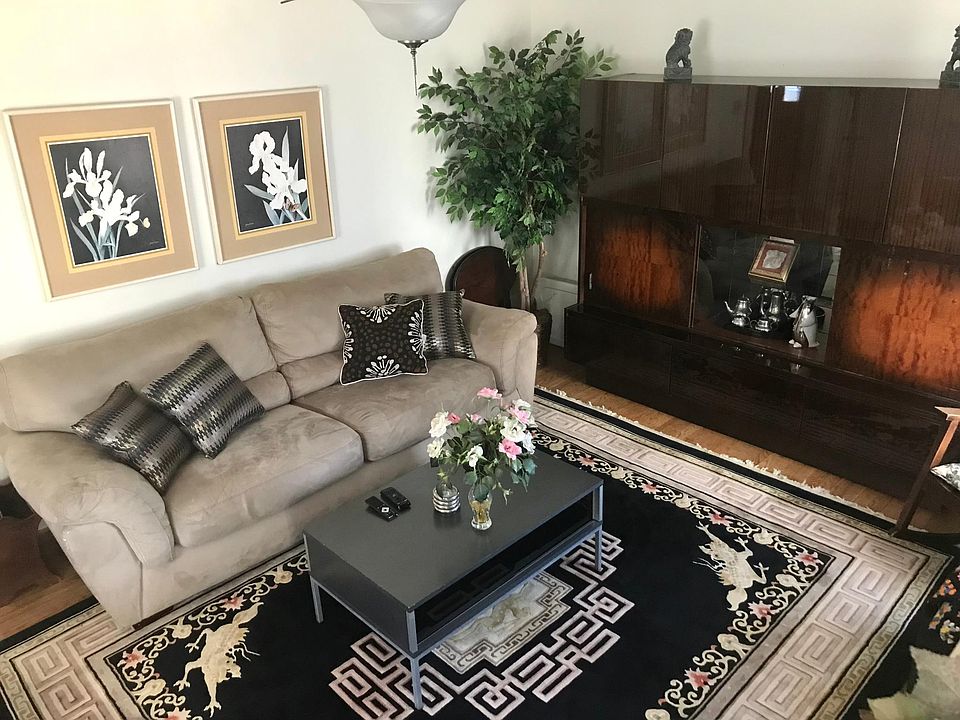 Cozy living room with plenty of seating.