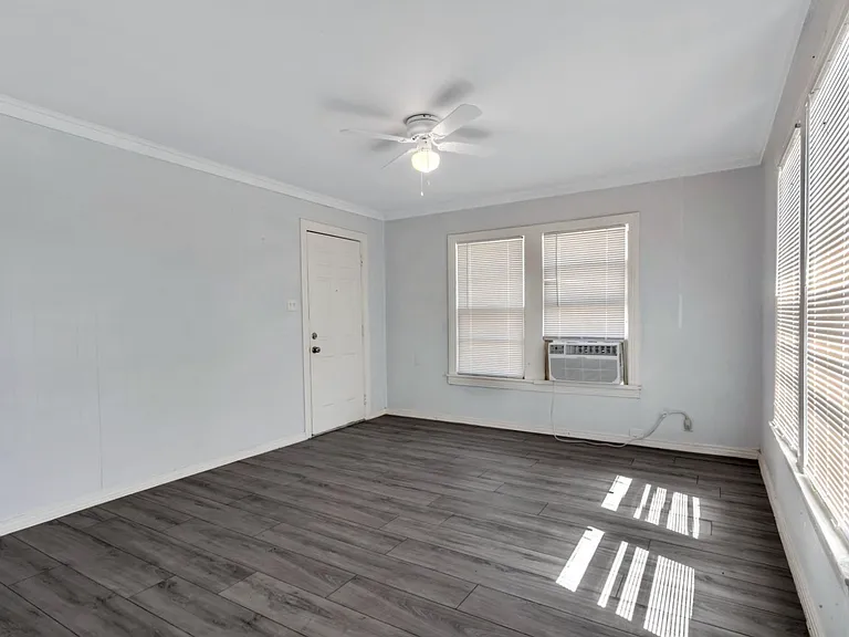 305 N Robinson St — Photo 9