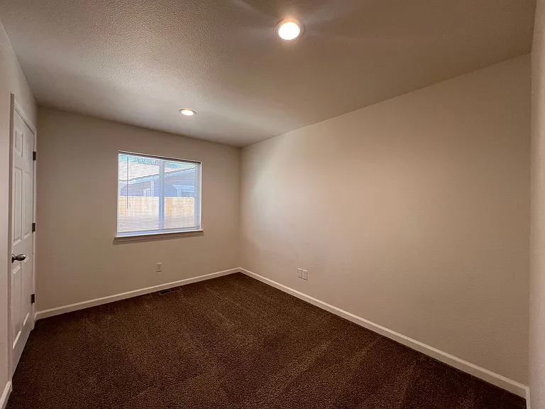565-567 Churchill (Duplex) — Photo 18