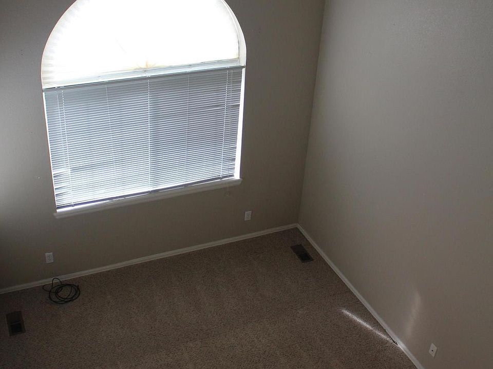 view from upstairs into living roo,