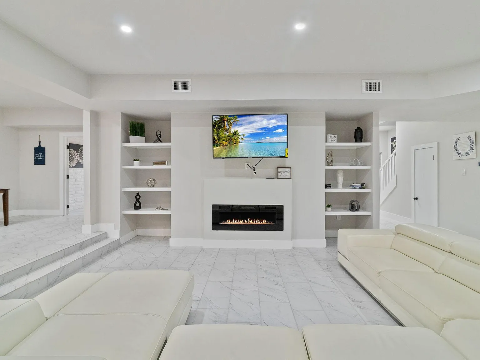 7 bed, 3000 sqft, $5,500 — Photo 1