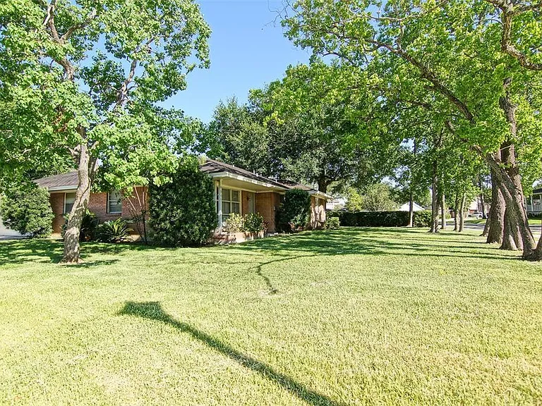 4048 Newshire Dr — Photo 16