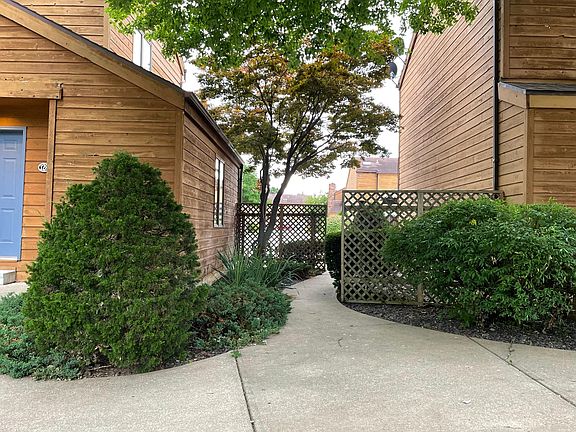 Walkway through to rear parking and entrance