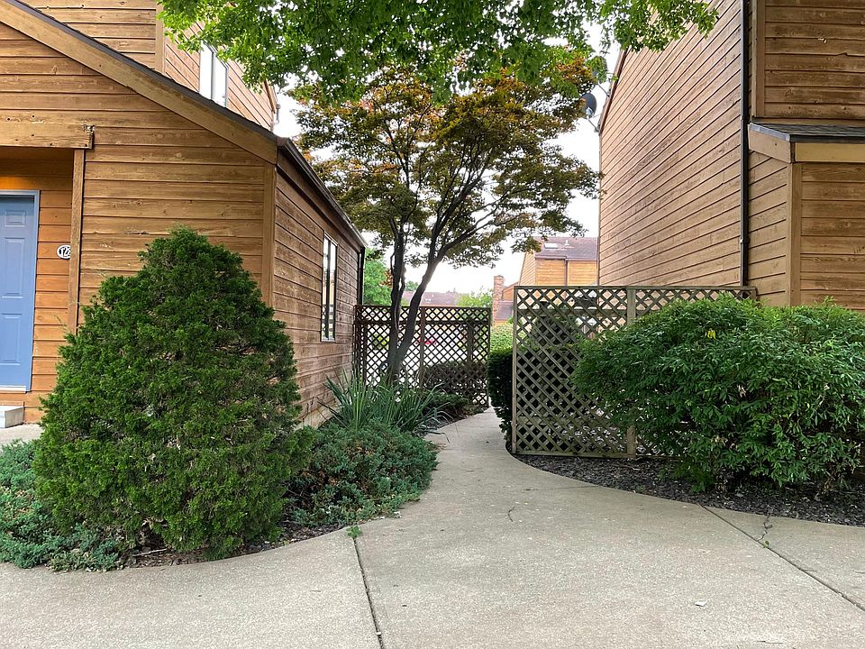 Walkway through to rear parking and entrance