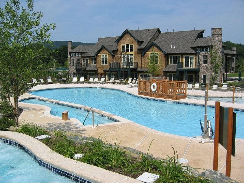 2nd image of 4-21 Maple Cres #21
