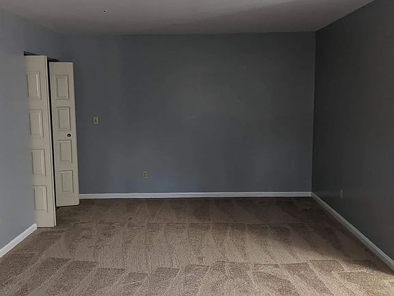 4th image of 910 Rhue Haus Ln #B